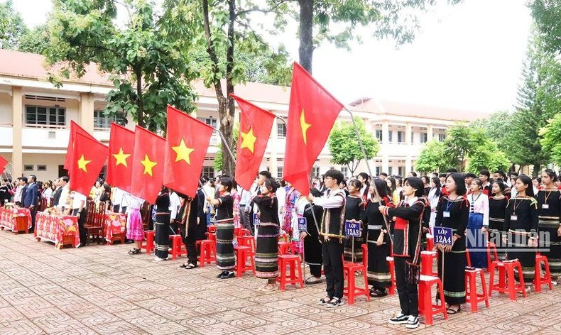 Учащиеся средней этнической школы-интерната им. Но Чанг Лонг (провинция Даклак) принимают участие в церемонии открытия нового учебного года. Учащиеся средней этнической школы-интерната им. Но Чанг Лонг (провинция Даклак) принимают участие в церемонии открытия нового учебного года.