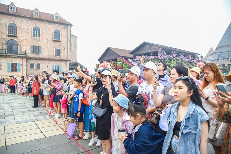 Туристы на вершине горы Бана. Туристы на вершине горы Бана.