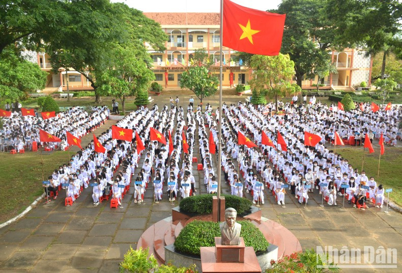 Ученики средней школы им. Нгуен Хыу Тхо (уезд Бенлык, провинция Лонган) на церемонии открытия нового учебного года. Ученики средней школы им. Нгуен Хыу Тхо (уезд Бенлык, провинция Лонган) на церемонии открытия нового учебного года.