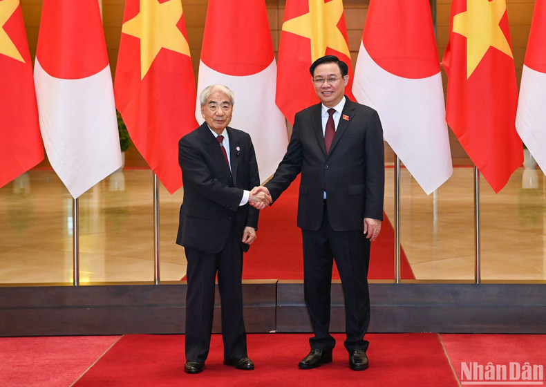 Председатель НС Выонг Динь Хюэ и Председатель Палаты советников Японии Оцудзи Хидэхиса. Председатель НС Выонг Динь Хюэ и Председатель Палаты советников Японии Оцудзи Хидэхиса.