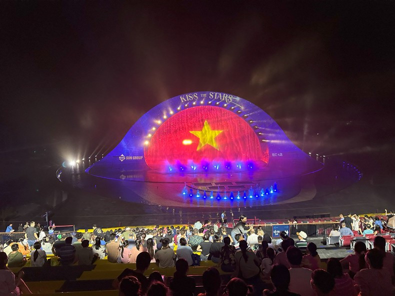 Шоу «Поцелуйте звезды» в городке Хоангхон. Шоу «Поцелуйте звезды» в городке Хоангхон.
