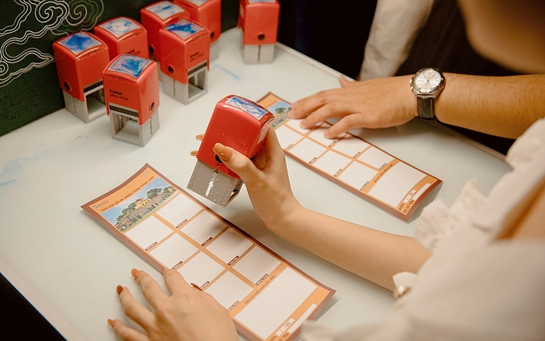 Туристы участвуют в игре «Расшифровка Императорской цитадели Тханглонг». Фото: hoangthanhthanglong.com Туристы участвуют в игре «Расшифровка Императорской цитадели Тханглонг». Фото: hoangthanhthanglong.com