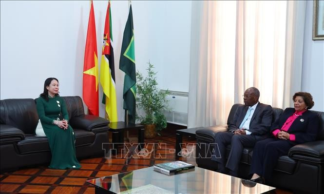 Вице-президент Во Тхи Ань Суан и Председатель городского совета Мапуту Энеас Комиш. Фото: ВИА Вице-президент Во Тхи Ань Суан и Председатель городского совета Мапуту Энеас Комиш. Фото: ВИА