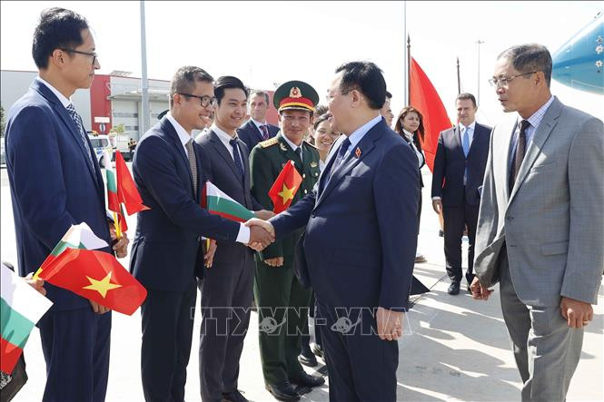Церемония встречи Председателя НС Выонг Динь Хюэ в аэропорту г. Бургаса. Фото: ВИА Церемония встречи Председателя НС Выонг Динь Хюэ в аэропорту г. Бургаса. Фото: ВИА