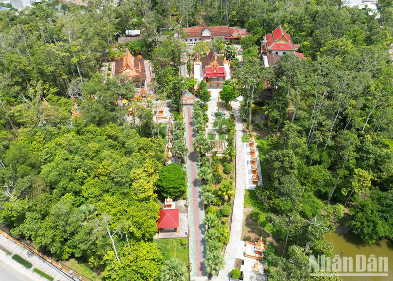 Пагода Фыонг, построенная в XIII веке на площади почти 6 гектаров, находится в центре городского уезда Чавинь. Она имеет уникальную архитектуру, отличающуюся от других пагод в Чавине. Пагода Фыонг, построенная в XIII веке на площади почти 6 гектаров, находится в центре городского уезда Чавинь. Она имеет уникальную архитектуру, отличающуюся от других пагод в Чавине.