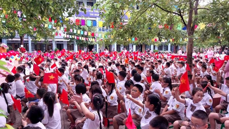 Ученики начальной школы Донгнгак Б в Ханое на церемонии открытия нового учебного года. Ученики начальной школы Донгнгак Б в Ханое на церемонии открытия нового учебного года.