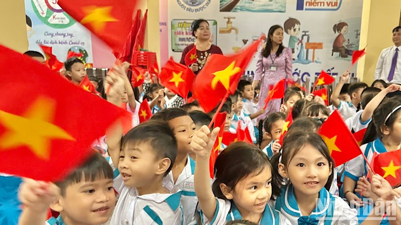 Около 160 тыс. учащихся всех ступеней в провинции Бакльеу радуются в день открытия нового учебного года. Около 160 тыс. учащихся всех ступеней в провинции Бакльеу радуются в день открытия нового учебного года.