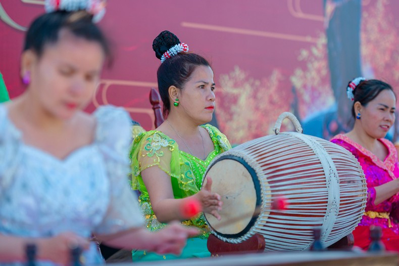Художественная программа представляет культуру Тэйнинь. Художественная программа представляет культуру Тэйнинь.