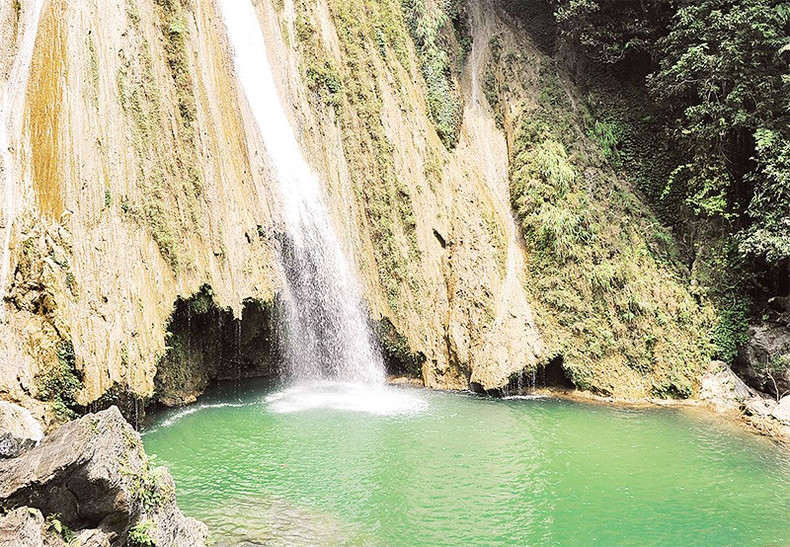 Глубокая заводь со множеством рыб у подножия главного водопада. Фото: Данг Кхоа Глубокая заводь со множеством рыб у подножия главного водопада. Фото: Данг Кхоа