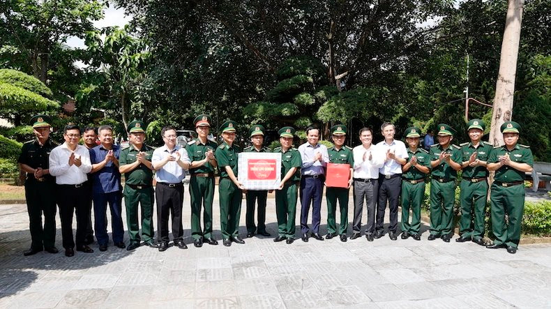 Вице-премьер Чан Лыу Куанг вручает подарки солдатам пограничного поста Хайшон в городе Монгкай. Фото: Куанг Тхо Вице-премьер Чан Лыу Куанг вручает подарки солдатам пограничного поста Хайшон в городе Монгкай. Фото: Куанг Тхо