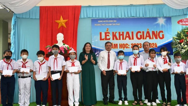 Вручение стипендий бедным учащимся-отличникам в неполной средней школе им. Хюинь Тан Фат (уезд Биньдай, провинция Бенче). Вручение стипендий бедным учащимся-отличникам в неполной средней школе им. Хюинь Тан Фат (уезд Биньдай, провинция Бенче).