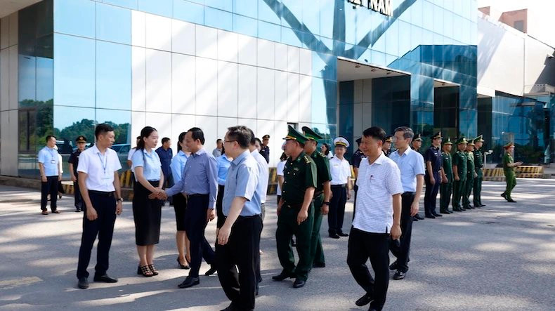 Вице-премьер и делегация проверяют работу по борьбе с контрабандой, торговым мошенничеством, контрафактной продукцией и предупреждению преступности в приграничном районе. Фото: Куанг Тхо Вице-премьер и делегация проверяют работу по борьбе с контрабандой, торговым мошенничеством, контрафактной продукцией и предупреждению преступности в приграничном районе. Фото: Куанг Тхо