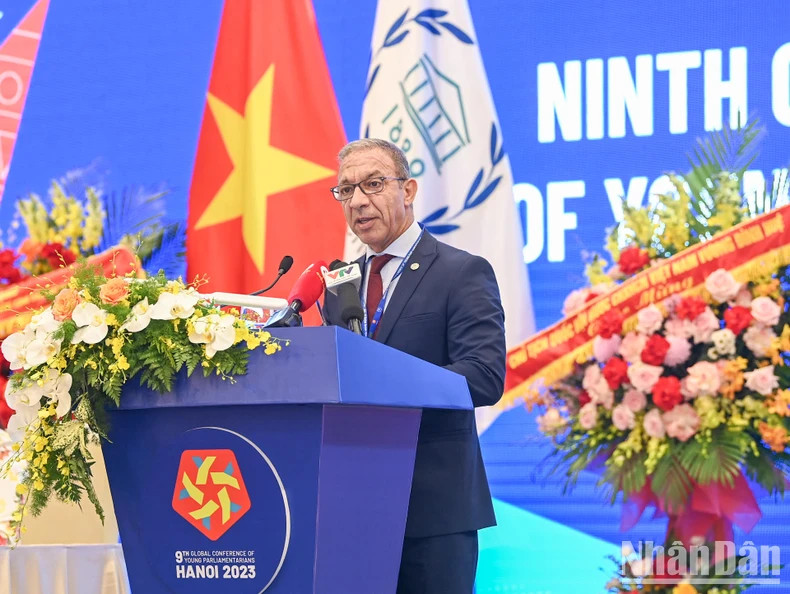 Президент МПС Дуарте Пачеко выступает с речью. Президент МПС Дуарте Пачеко выступает с речью.