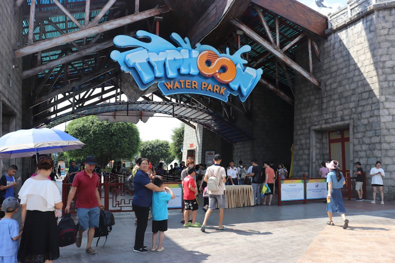 Аквапарк в развлекательном комплексе Sun World Халонг привлекает многочисленных туристов. Аквапарк в развлекательном комплексе Sun World Халонг привлекает многочисленных туристов.