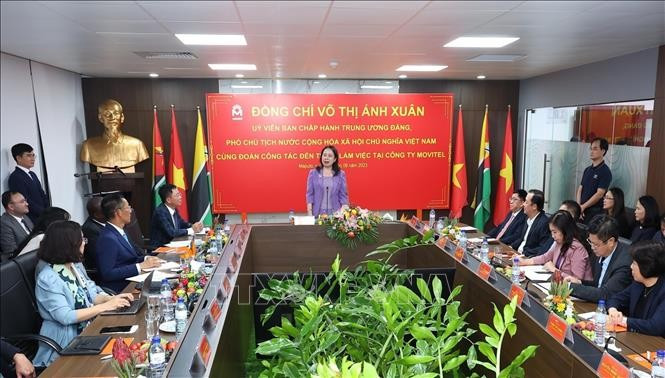 Вице-президент Во Тхи Ань Суан на рабочей встрече с руководителями и сотрудниками Movitel. Фото: ВИА Вице-президент Во Тхи Ань Суан на рабочей встрече с руководителями и сотрудниками Movitel. Фото: ВИА