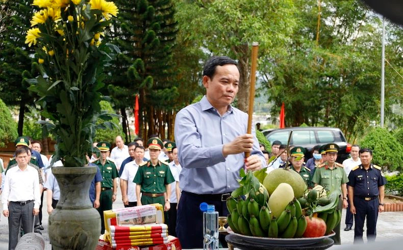 Вице-премьер Чан Лыу Куанг воскуряет благовония в память о павших бойцах в историческом памятнике государственного значения Похэн в общине Хайшон города Монгкай. Фото: Куанг Тхо Вице-премьер Чан Лыу Куанг воскуряет благовония в память о павших бойцах в историческом памятнике государственного значения Похэн в общине Хайшон города Монгкай. Фото: Куанг Тхо
