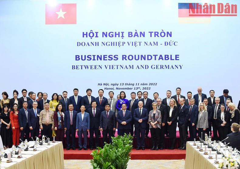 Руководители двух стран фотографируются с представителями предприятий Вьетнама и Германии. Фото: Чан Хай Руководители двух стран фотографируются с представителями предприятий Вьетнама и Германии. Фото: Чан Хай