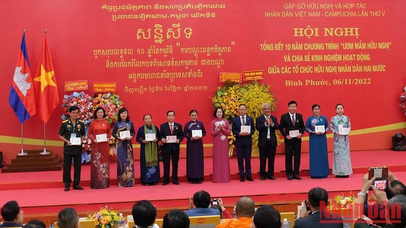 Представитель Общества вьетнамско-камбоджийской дружбы вручает памятные медали частным лицам. Представитель Общества вьетнамско-камбоджийской дружбы вручает памятные медали частным лицам.