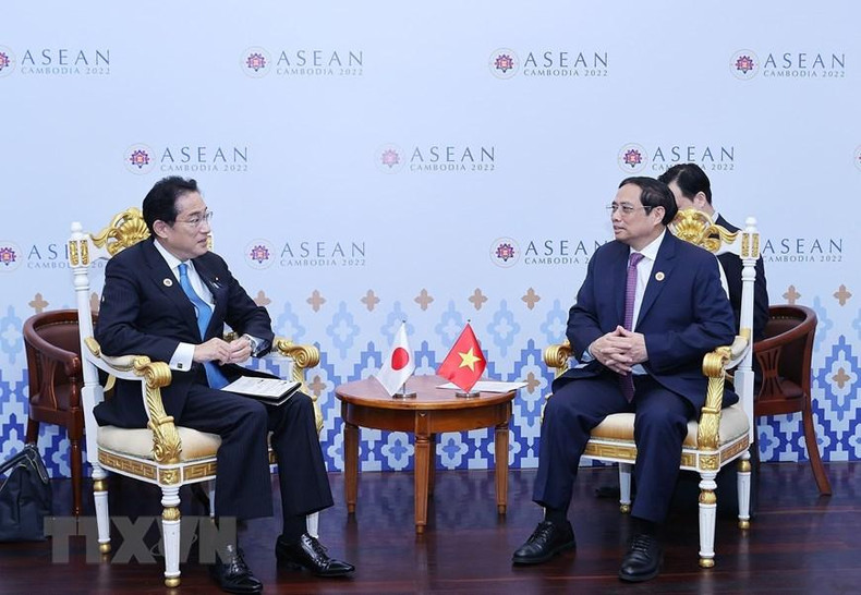 Премьер-министр Вьетнама Фам Минь Тьинь и Премьер-министр Японии Кисида Фумио. Фото: ВИА Премьер-министр Вьетнама Фам Минь Тьинь и Премьер-министр Японии Кисида Фумио. Фото: ВИА