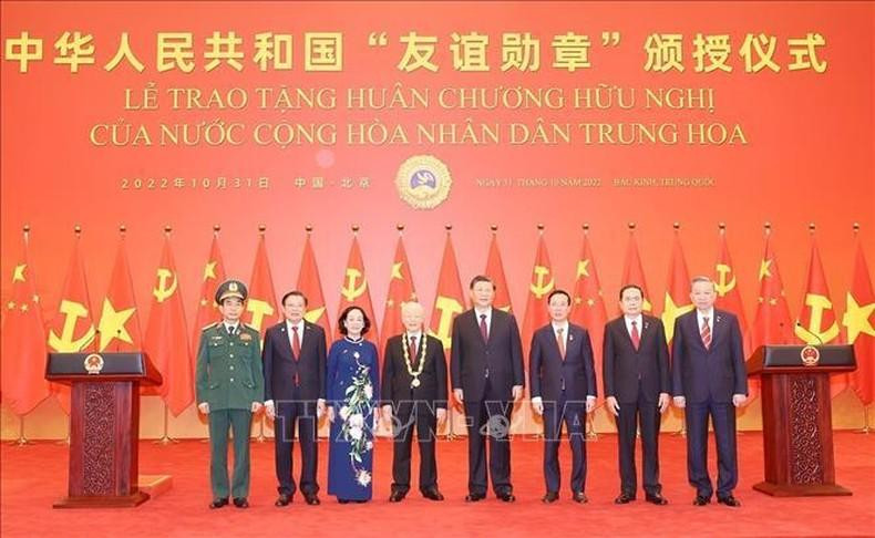 Генеральный секретарь ЦК КПК, Председатель КНР Си Цзиньпин, Генеральный секретарь ЦК КПВ Нгуен Фу Чонг и высокопоставленная делегация Вьетнама на церемонии. Фото: VNA Генеральный секретарь ЦК КПК, Председатель КНР Си Цзиньпин, Генеральный секретарь ЦК КПВ Нгуен Фу Чонг и высокопоставленная делегация Вьетнама на церемонии. Фото: VNA