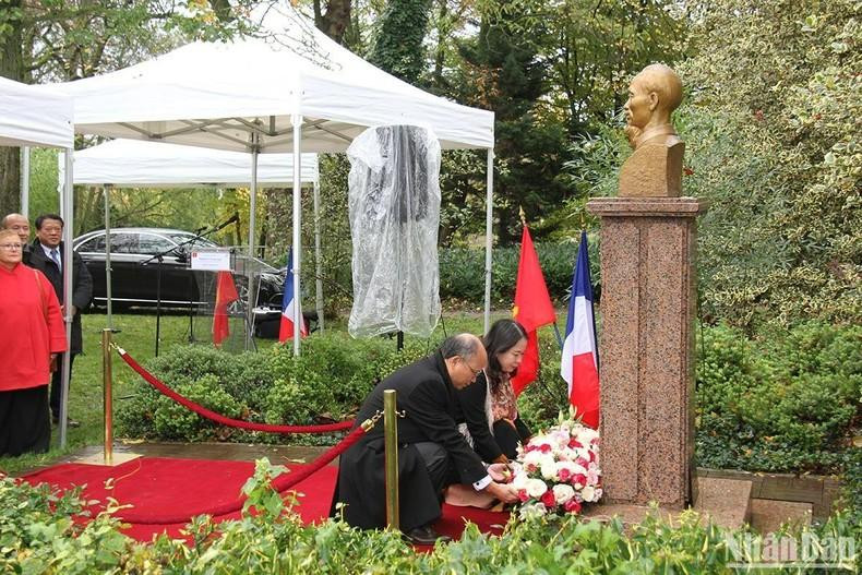 Вице-президент Во Тхи Ань Суан и Посол Вьетнама во Франции Динь Тоан Тханг возлагают цветы к памятнику Хо Ши Мину. Вице-президент Во Тхи Ань Суан и Посол Вьетнама во Франции Динь Тоан Тханг возлагают цветы к памятнику Хо Ши Мину.