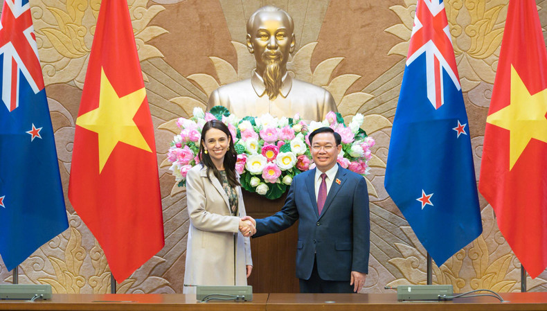 Председатель НС Выонг Динь Хюэ встречается с Премьер-министром Новой Зеландии Джасиндой Ардерн. Фото: quochoi.vn Председатель НС Выонг Динь Хюэ встречается с Премьер-министром Новой Зеландии Джасиндой Ардерн. Фото: quochoi.vn