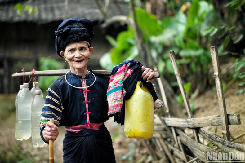 В костюмах представителей этнической группы Лолодэн доминирует черный цвет. В костюмах представителей этнической группы Лолодэн доминирует черный цвет.