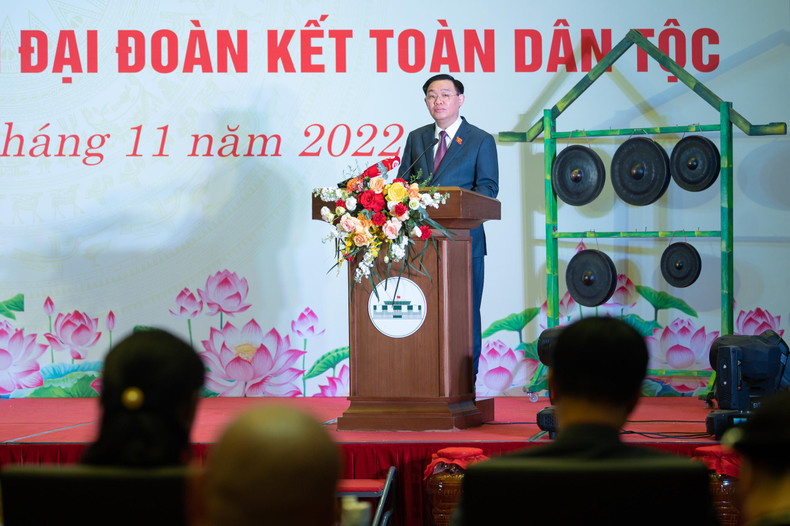 Председатель НС Выонг Динь Хюэ выступает на встрече. Фото: quochoi.vn Председатель НС Выонг Динь Хюэ выступает на встрече. Фото: quochoi.vn