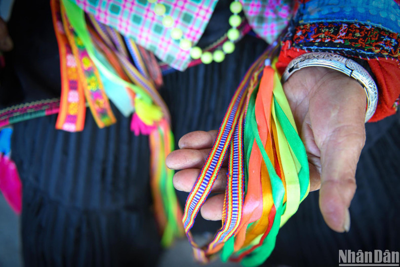 На костюмах представителей этнической группы Лолохоа часто можно увидеть серебряные или алюминиевые украшения, которые подчеркивают красоту женщин. На костюмах представителей этнической группы Лолохоа часто можно увидеть серебряные или алюминиевые украшения, которые подчеркивают красоту женщин.