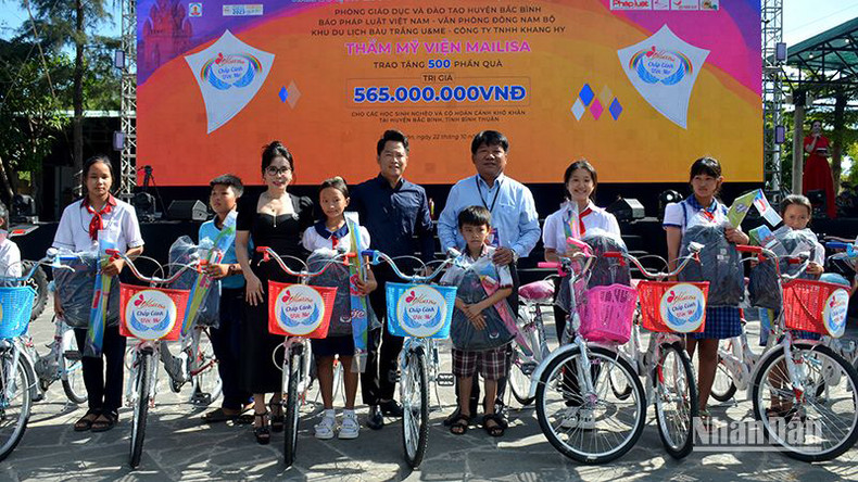 Представитель спонсора вручает подарки студентам в уезде Бакбинь, оказавшимся в трудной жизненной ситуации. Представитель спонсора вручает подарки студентам в уезде Бакбинь, оказавшимся в трудной жизненной ситуации.