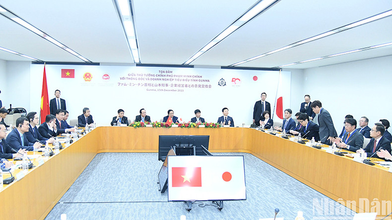 Общий вид беседы Премьер-министра Фам Минь Тьиня с представителями предприятий префекутры Гунма. Общий вид беседы Премьер-министра Фам Минь Тьиня с представителями предприятий префекутры Гунма.