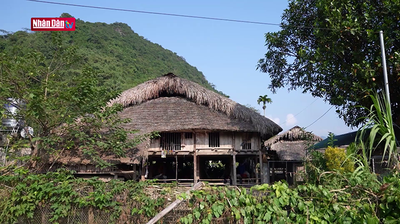 Дома на сваях представителей народности Тэй в Тхонтха. Дома на сваях представителей народности Тэй в Тхонтха.