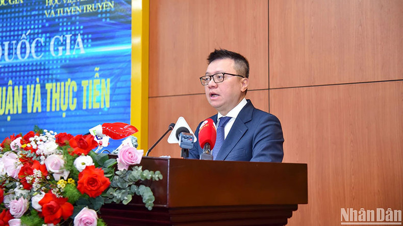 Товарищ Ле Куок Минь выступает на семинаре. Товарищ Ле Куок Минь выступает на семинаре.