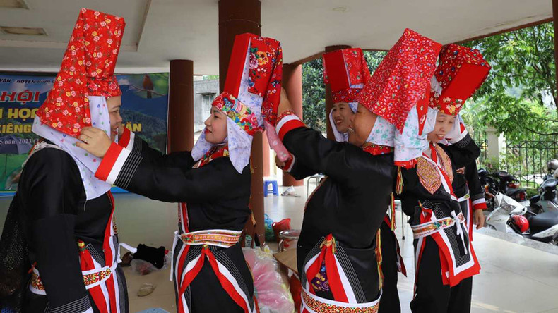 Женщины народности Зао (уезд Биньлиеу) в традиционных костюмах. Женщины народности Зао (уезд Биньлиеу) в традиционных костюмах.