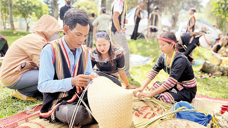 Плетение – традиционное ремесло представителей народностей на Центральном плато. Плетение – традиционное ремесло представителей народностей на Центральном плато.