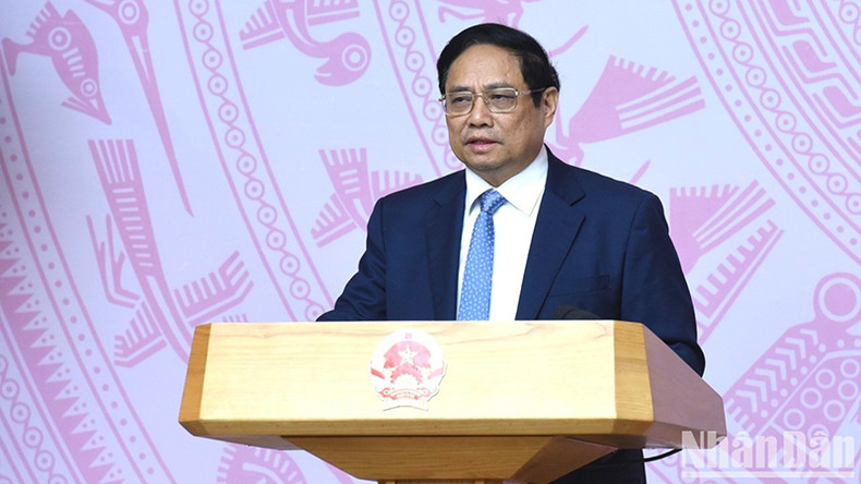 Премьер-министр Фам Минь Тьинь выступает на конференции.