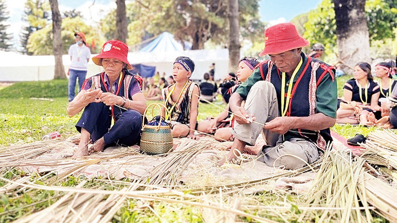 Ремесло по плетению сохраняется и передается из поколения в поколение. Ремесло по плетению сохраняется и передается из поколения в поколение.