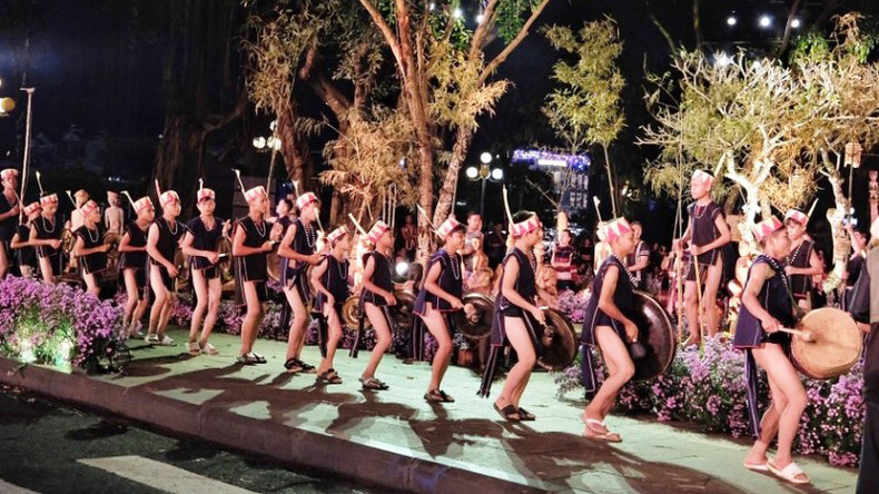 Представление игры на гонгах. Фото: Фан Хоа Представление игры на гонгах. Фото: Фан Хоа