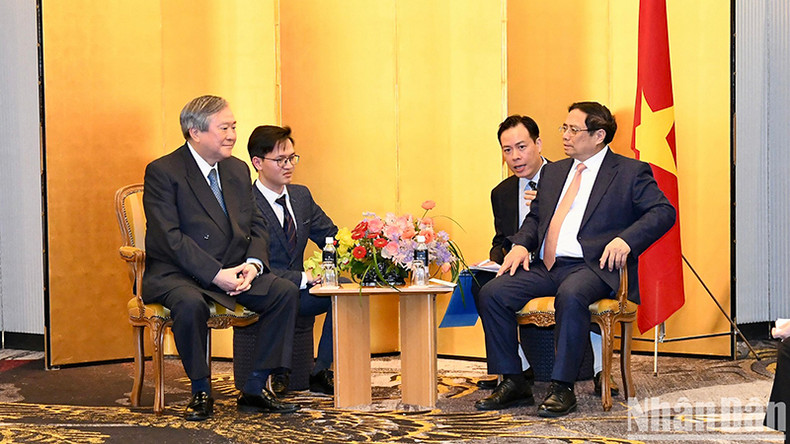 Премьер-министр Фам Минь Тьинь и руководитель группы IHW Премьер-министр Фам Минь Тьинь и руководитель группы IHW