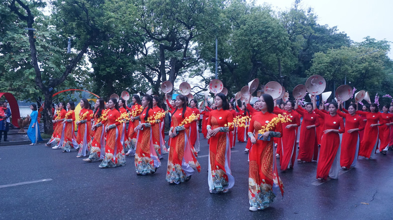 Парад «аозай» на улице Диньтиенхоанг привлек внимание многих туристов. Парад «аозай» на улице Диньтиенхоанг привлек внимание многих туристов.