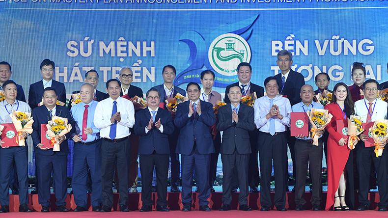 Премьер-министр Фам Минь Тьинь и инвесторы на конференции. Премьер-министр Фам Минь Тьинь и инвесторы на конференции.