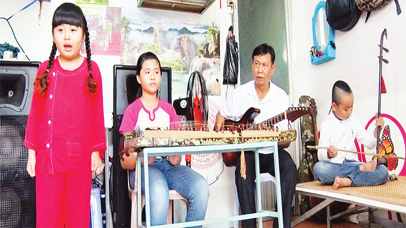 Группа по обучению «донкатайты» заслуженного мастера Данг Ван Ши в городе Баклиеу. Группа по обучению «донкатайты» заслуженного мастера Данг Ван Ши в городе Баклиеу.