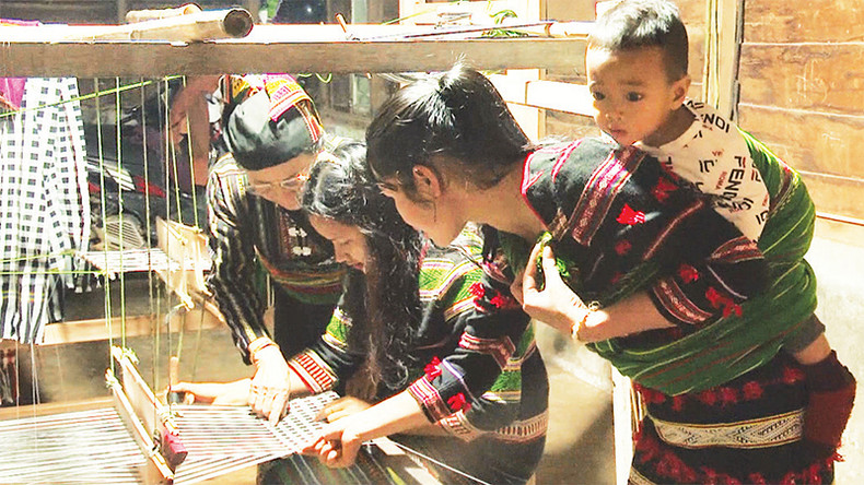 Молодые люди с большим интересом и энтузиазмом посещают занятия по производству парчи. Молодые люди с большим интересом и энтузиазмом посещают занятия по производству парчи.