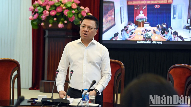 Главный редактор газеты «Нянзан» выступает на конференции. Главный редактор газеты «Нянзан» выступает на конференции.