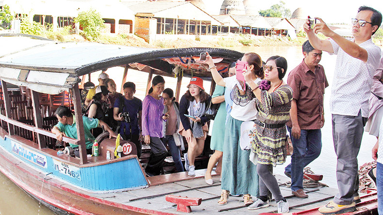 Туристы посещают объект современного наследия Мангтхит. Туристы посещают объект современного наследия Мангтхит.