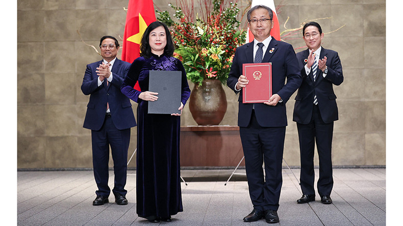 Стороны обмениваются документами о сотрудничестве. Стороны обмениваются документами о сотрудничестве.