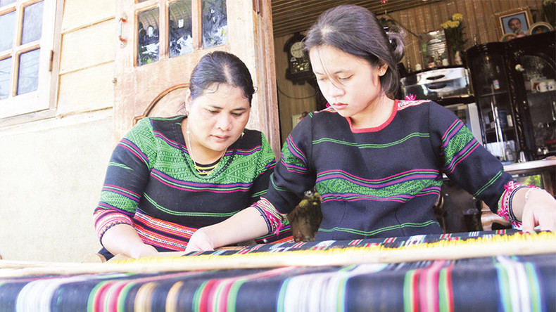 Наряду с классами, организуемыми властями, многие ремесленники сами проводят классы в своих домах для обучения ремеслу. Наряду с классами, организуемыми властями, многие ремесленники сами проводят классы в своих домах для обучения ремеслу.