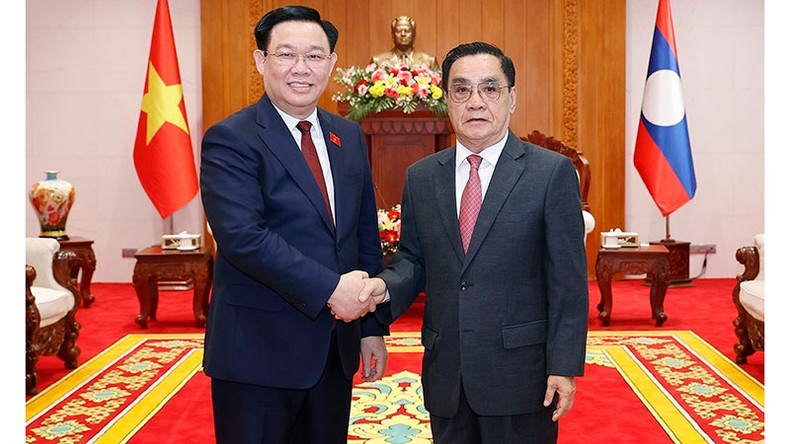 Председатель НС Вьетнама Выонг Динь Хюэ и бывший Премьер-министр Лаоса Тхонгсинг Тхаммавонг. Фото: ВИА Председатель НС Вьетнама Выонг Динь Хюэ и бывший Премьер-министр Лаоса Тхонгсинг Тхаммавонг. Фото: ВИА
