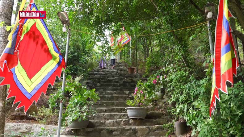 Ступени, ведущие к храму Праматери Тхыонг Нган. Ступени, ведущие к храму Праматери Тхыонг Нган.