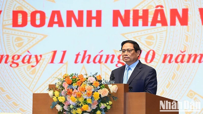 Премьер-министр Фам Минь Тьинь выступает на конференции. Премьер-министр Фам Минь Тьинь выступает на конференции.